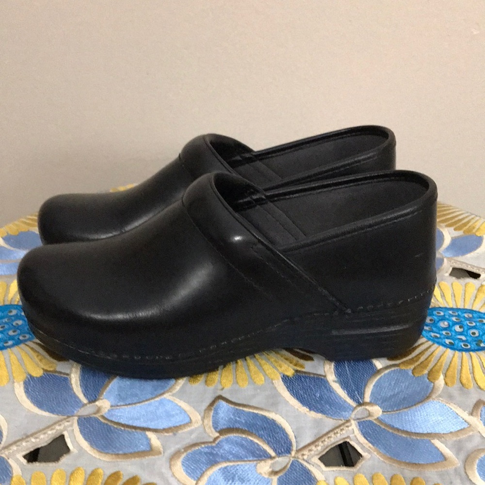 Excellent Condition Black Dansko Clogs. Size 40